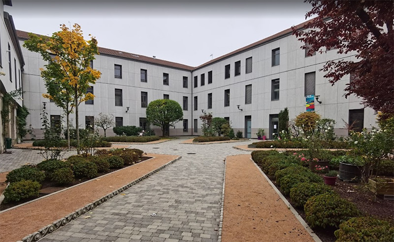 Collège de jésuites, puis école centrale, école secondaire communale, lycée impérial, lycée de garçons, actuellement lycée Lalande