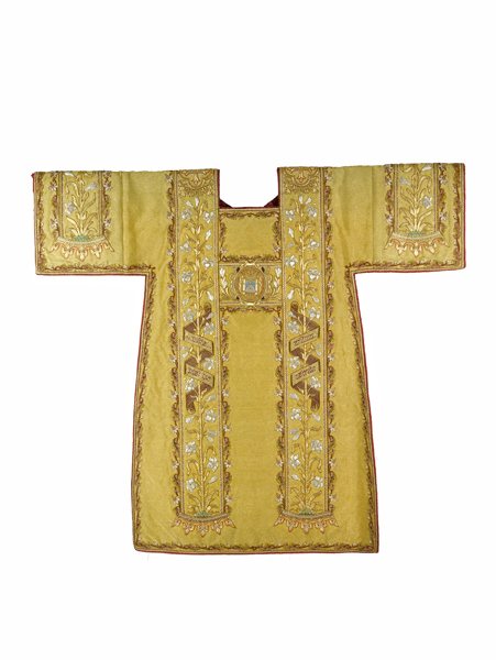 ensemble d'une chasuble, quatre dalmatiques, trois étoles, cinq manipules, un voile de calice, une bourse de corporal : ornement doré n°1