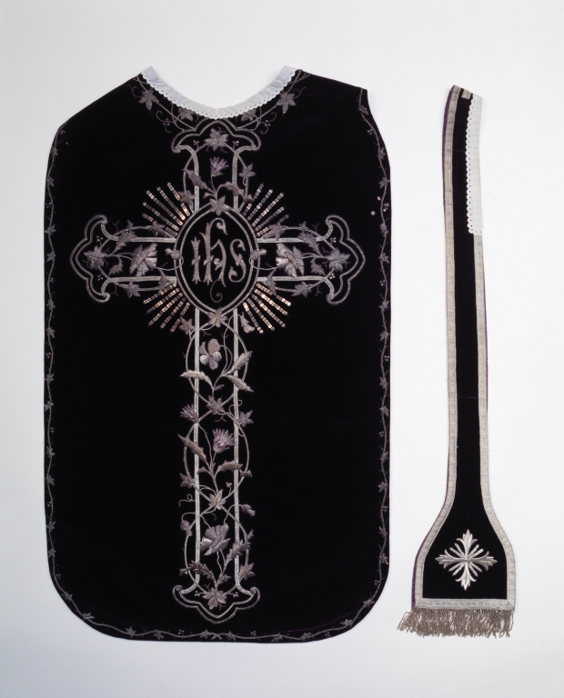 Chasuble, étole, manipule, bourse de corporal, voile de calice : ornement violet