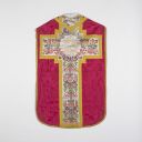 Ornement rouge (n°1) : chasuble, étole, manipule, voile de calice