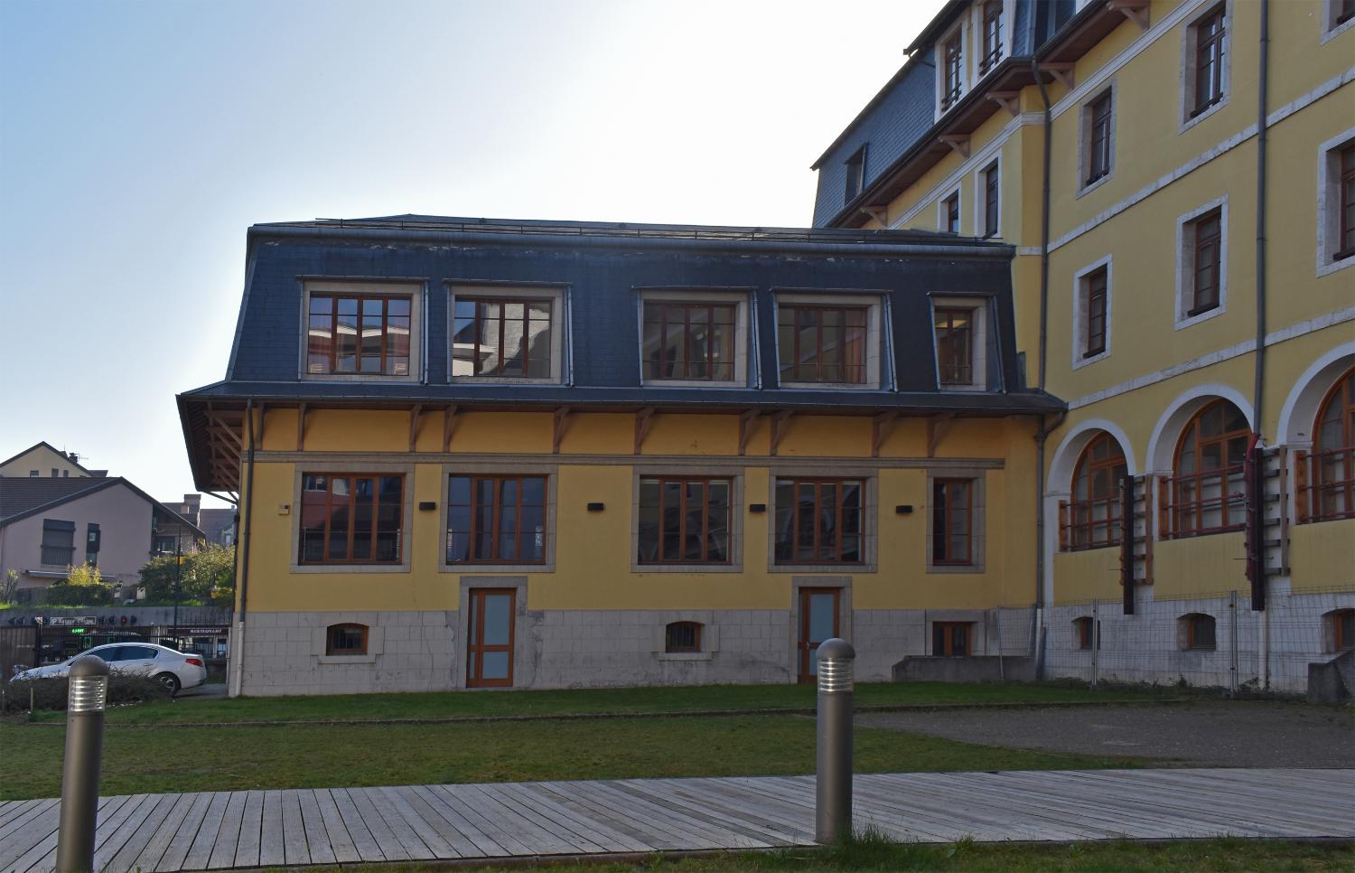 Couvent du Saint-Sépulcre, puis manufacture de coton Duport, puis caserne Balleydier, puis école primaire supérieure de jeunes filles, puis lycée moderne et technique de jeunes filles, actuellement Lycée Gabriel Fauré