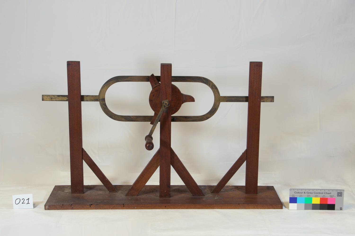 Instrument de démonstration en mécanique des solides (modèle de mouvement) : Transformation mouvement rotatif en mouvement horizontal