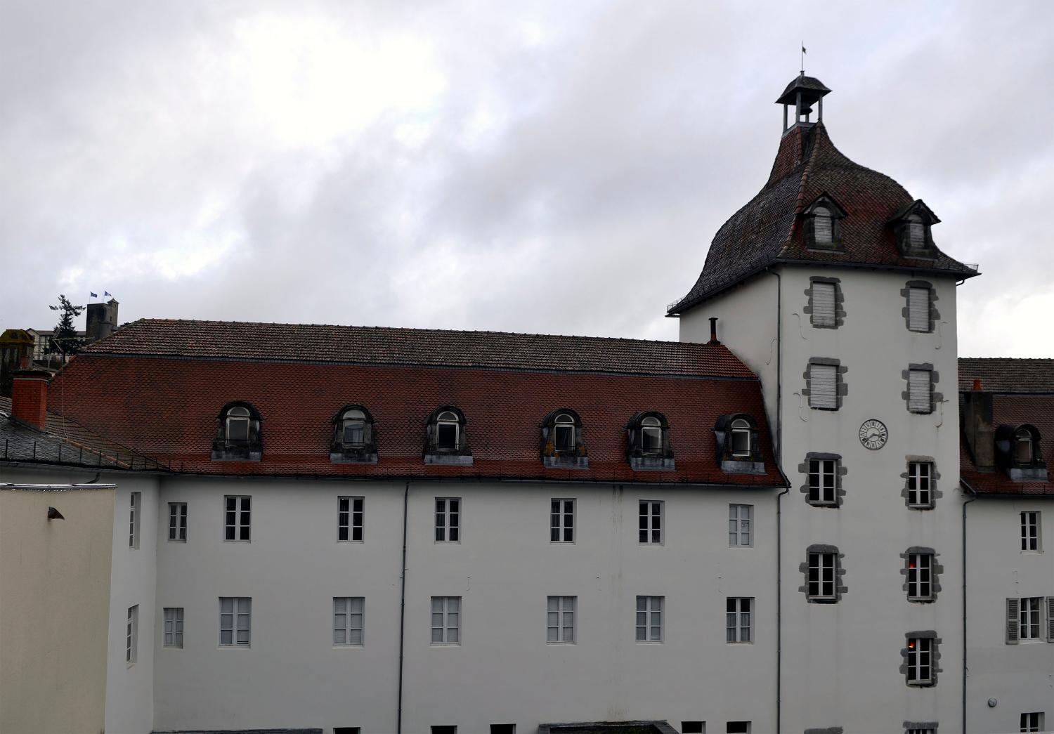 Collège de jésuites d'Aurillac, puis collège communal, lycée de garçons, école primaire supérieure de jeunes filles, collège moderne et technique de jeunes filles, actuellement collège Jeanne-de-La-Treilhe
