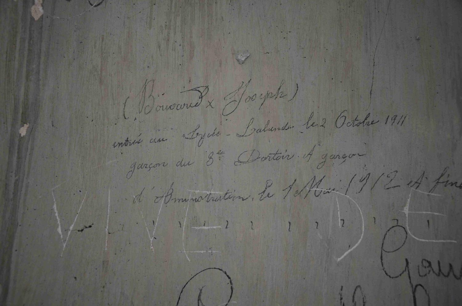 Collège de jésuites, puis école centrale, école secondaire communale, lycée impérial, lycée de garçons, actuellement lycée Lalande