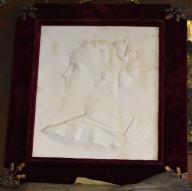 Bas-relief : Isabelle d'Orléans comtesse de Paris