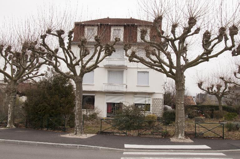 Maison et café Au Petit Charmant, puis maisons et cafés, puis maison et immeuble, dit immeuble Besson, et café Aix Plage