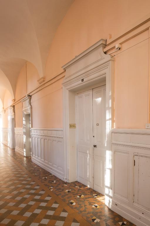 Manoir de Chènevoux, puis collège de jésuites, puis école centrale, puis lycée de garçons, actuellement lycée d'enseignement secondaire Jean-Puy