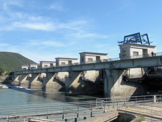 Barrage de retenue, pont routier, passerelle de service