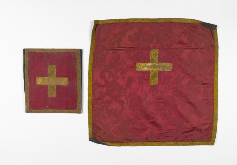 chasuble, voile de calice, étole, manipule, bourse de corporal : ornement rouge