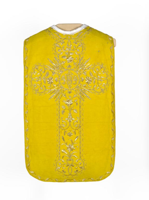 chasuble, manipule, voile de calice, étole : ornement doré