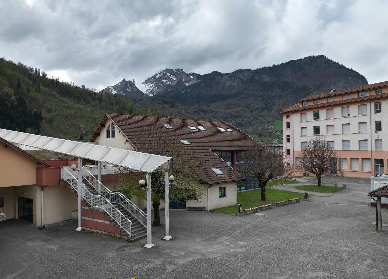 Groupe scolaire de Montroux, puis Cité technique, actuellement lycée d'enseignement général, technologique et professionnel René-Perrin