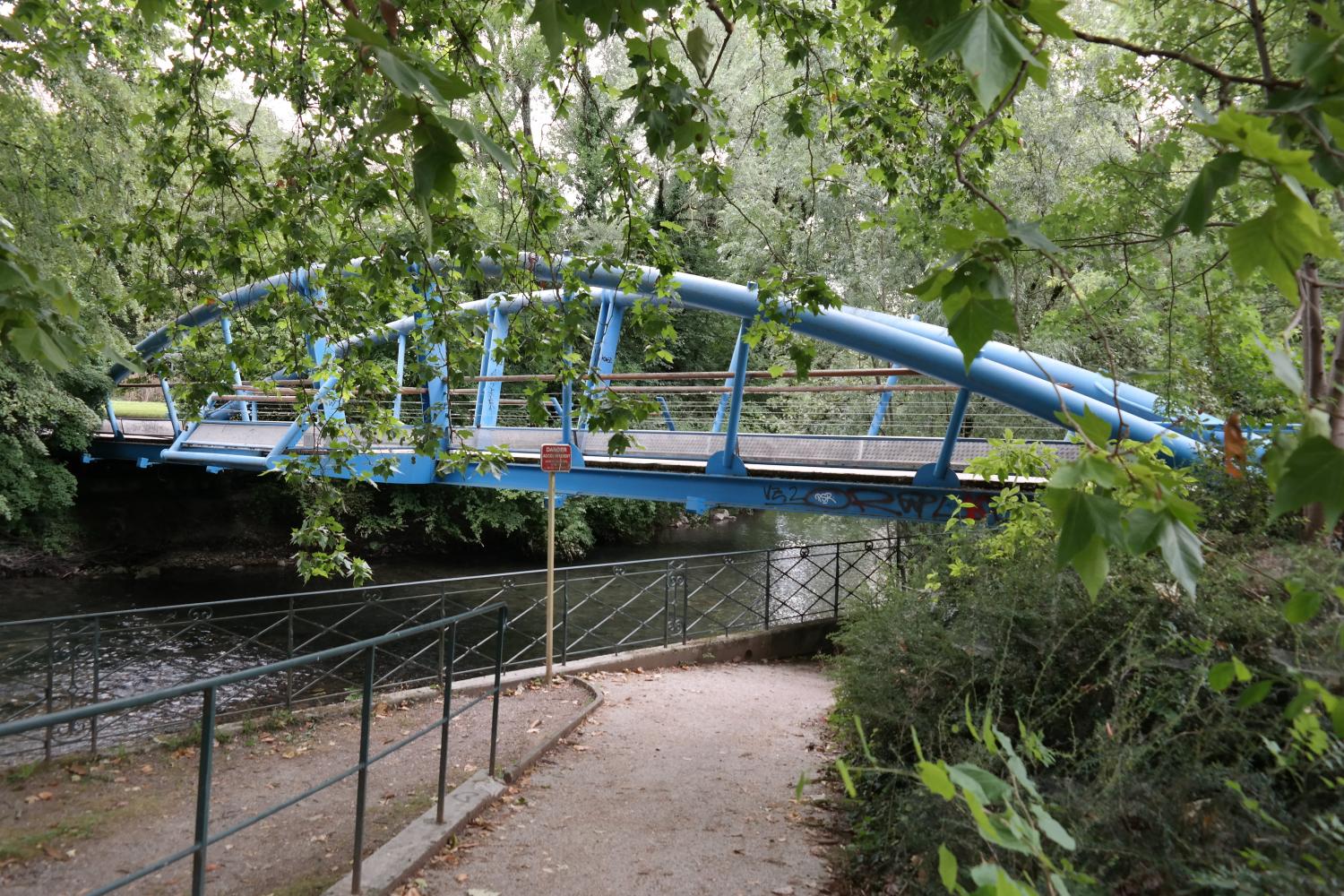 Passerelle piétonne sur le Thiou