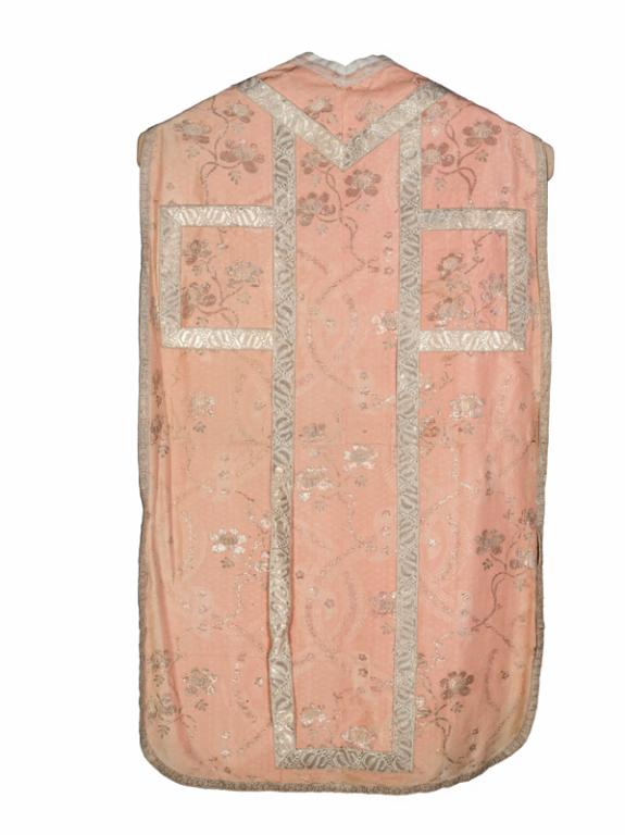 chasuble, étole, manipule, voile de calice, bourse de corporal : ornement rose