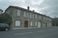 Bâtiment à usage de café, d'habitation, de relais de poste, de transport, d'écurie à cheval avec fenil