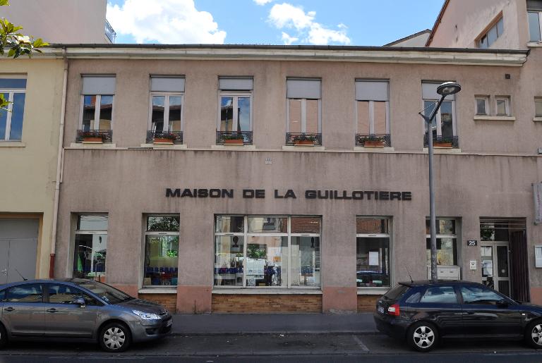 Ancienne école, actuellement maison de quartier et bibliothèque