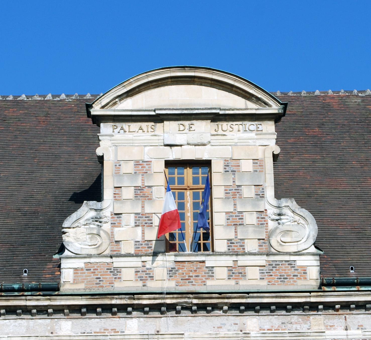 Corps de bâtiment principal : lucarne centrale