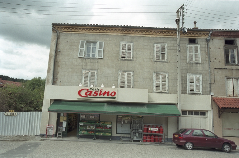 Maison avec magasin de commerce