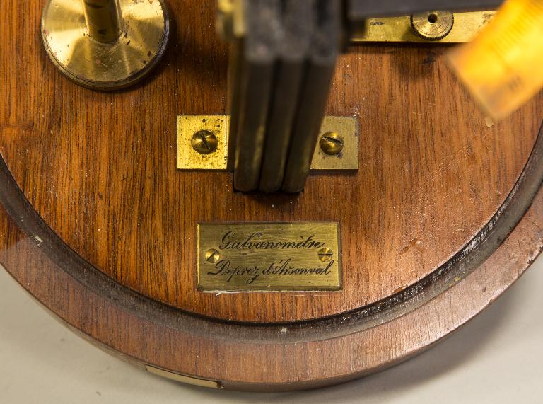 Instrument de mesure de forces électromotrices : galvanomètre apériodique Deprez d'Arsonval
