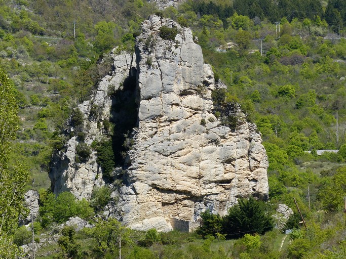 Le rocher de La Cour, au pied duquel était établi un habitat néolithique. Vue prise du sud-ouest.
