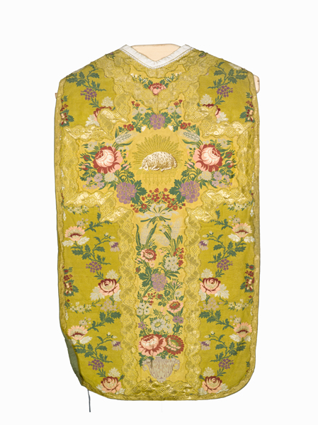 ornement doré : chasuble