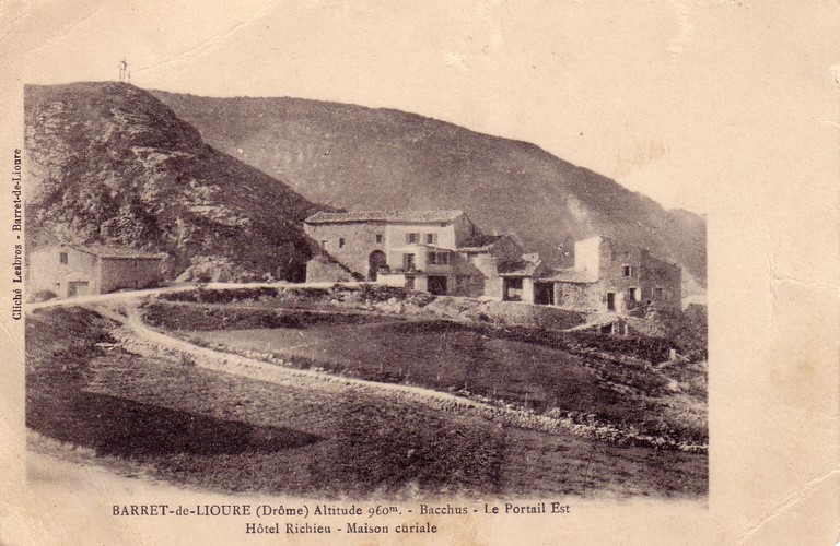 Le village de Barret-de-Lioure, dans les années 1900. Vue prise du nord (carte postale, 1er quart 20e siècle).