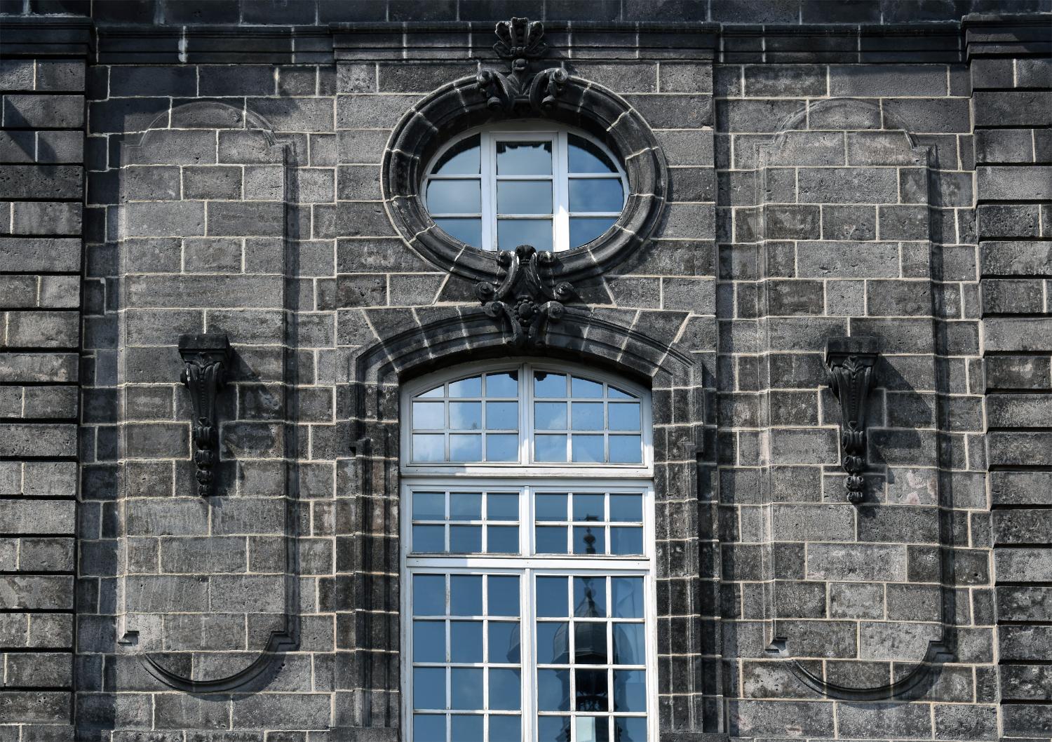 Bâtiment C, élévation principale sur cour : détail du décor sculpté