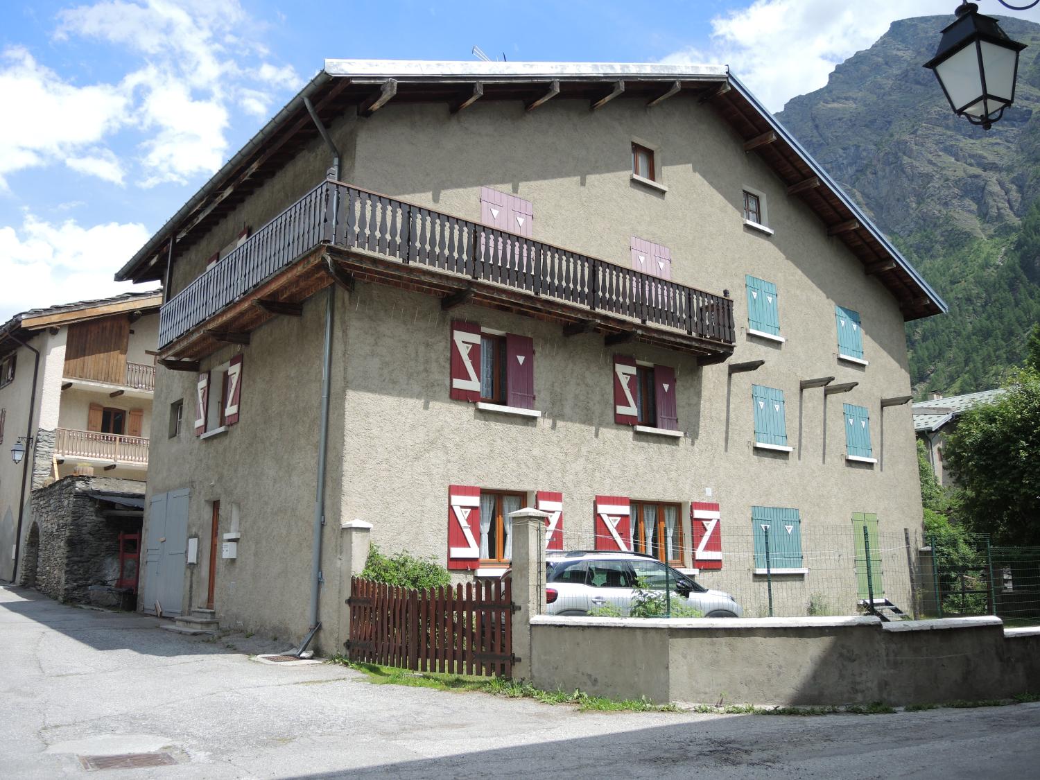 Ensemble de maisons de la reconstruction à Bessans