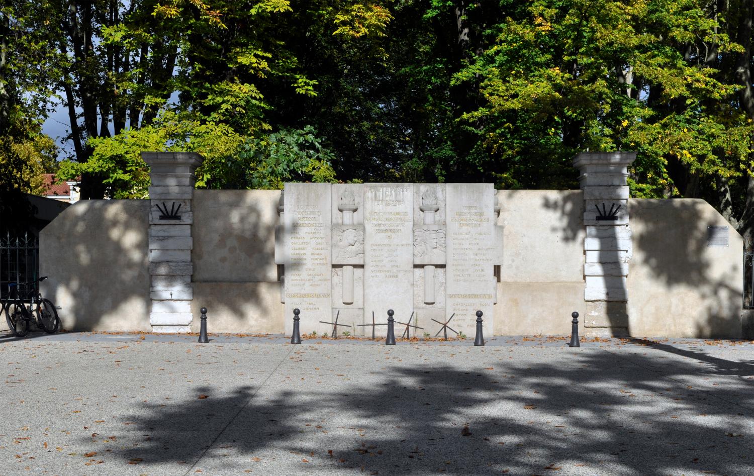 Monument aux morts : Mur des fusillés