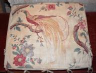 ensemble de garnitures de siège : trois coussins carrés et un plat