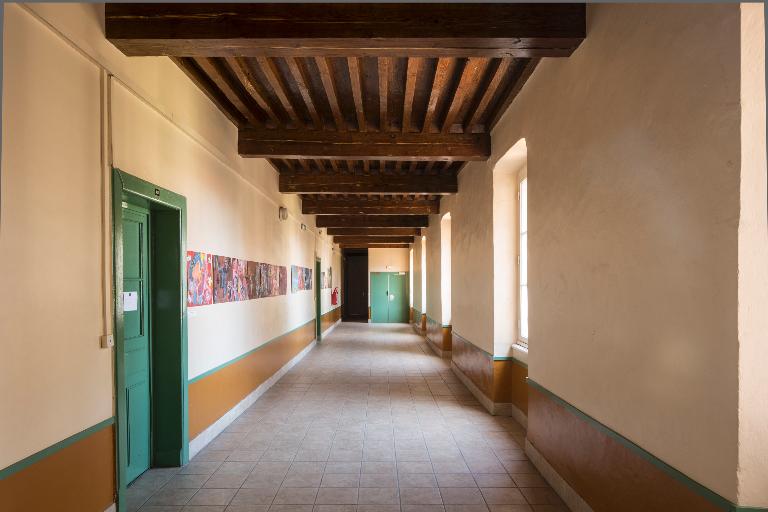 Manoir de Chènevoux, puis collège de jésuites, puis école centrale, puis lycée de garçons, actuellement lycée d'enseignement secondaire Jean-Puy