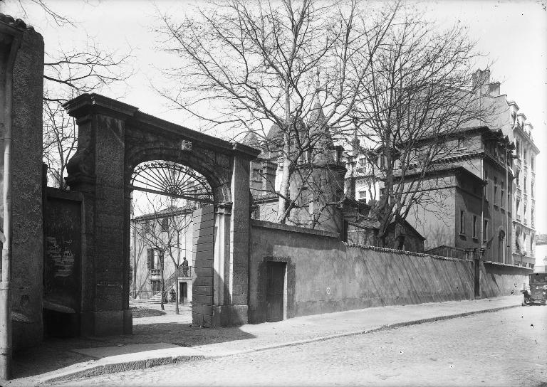 Maison forte dite château de la Buire, couvent de petites soeurs de l'Assomption, école de rééducation professionnelle de blessés militaires de la Ville de Lyon dite école Joffre, maison des étudiantes Lirondelle