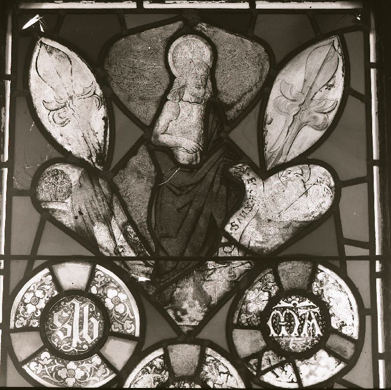 Verrière : calvaire, monogramme du Christ, monogramme de la Vierge, monogramme de saint Jean-Baptiste, verrière figurée