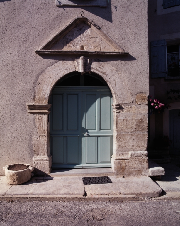 maison commune, puis mairie-école, actuellement salle d'exposition et logements