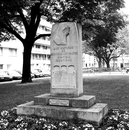 Monument aux morts des guerres de 1914-1918 et 1939-1945 : monument aux victimes de derrière les voûtes