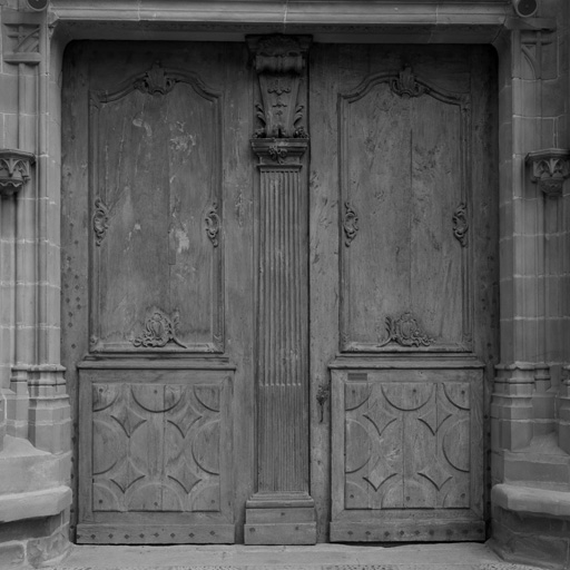 Vantaux et ferrures de portes du portail occidental