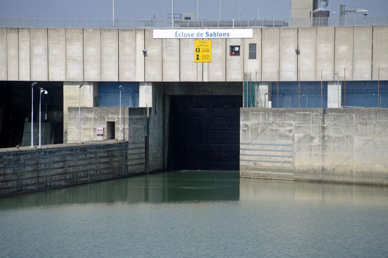 Centrale hydroélectrique, écluse dite usine-écluse de Sablons, pont routier