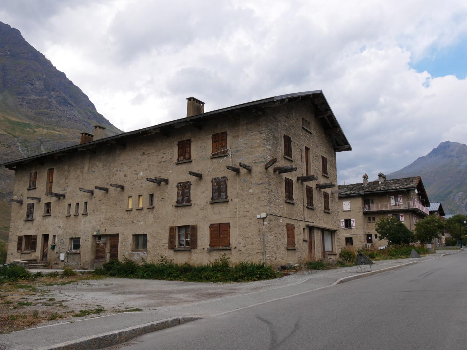 Ensemble de maisons de la reconstruction à Bessans