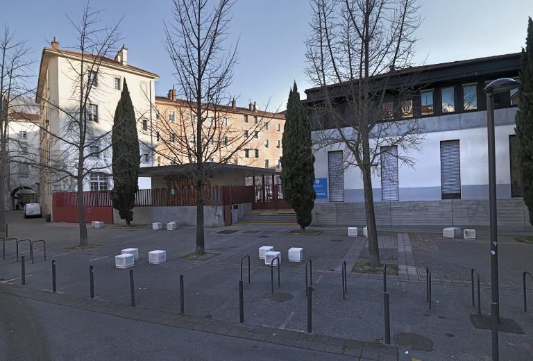 Collège de jésuites, dit Royal-Dauphin, puis école centrale, lycée, collège royal, lycée de garçons puis lycée de jeunes filles, actuellement cité scolaire Stendhal