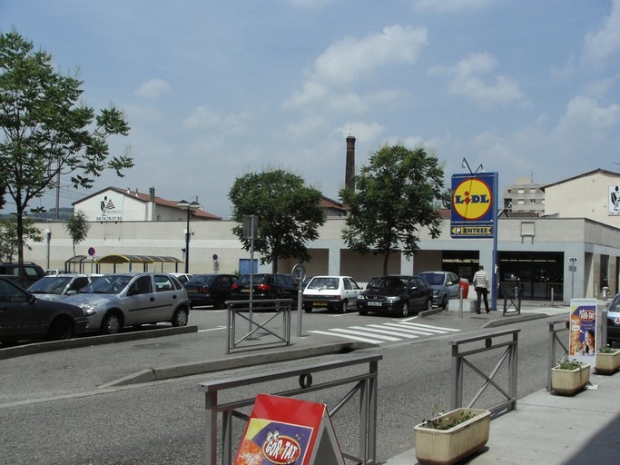 Entrepôt commercial actuellement magasin Lidl avec parc de stationnement