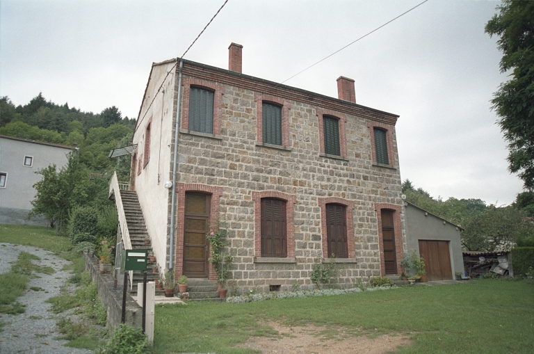 Les maisons, magasins de commerce et immeubles de la commune de Sail-sous-Couzan