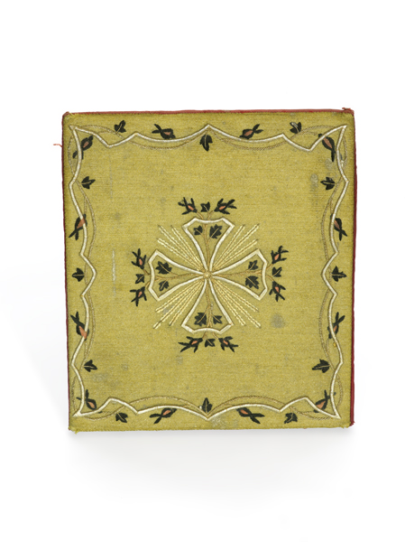 ornement doré : chasuble, étole, manipule, bourse de corporal