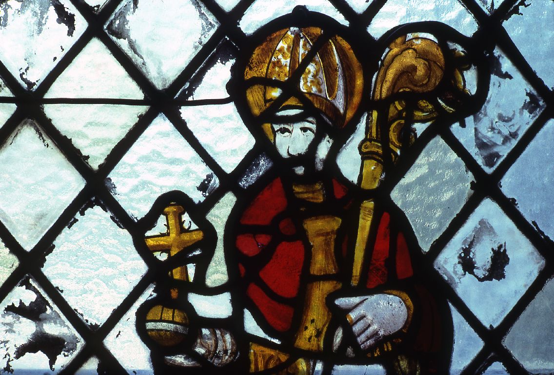 Verrière : saint Bruno tenant le globe des chartreux, verrière à personnages