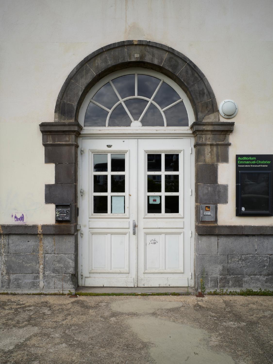 Collège des jésuites de Clermont dit collège royal ou Grand collège ; institut national ; école centrale ; lycée ; collège royal ; lycée impérial ; lycée de garçons dit lycée Blaise-Pascal ; centre culturel Blaise-Pascal et conservatoire Emmanuel-Chabrier