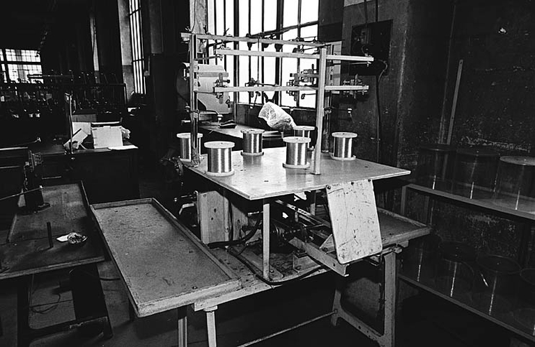 16 machines à bobiner, 8 machines à assembler, 3 machines à laminer, machine à contrôler de l'usine Dorures Louis Mathieu Industrie
