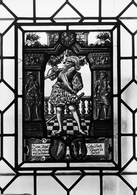 Verrière (vitrail suisse) : arbalétrier et son écu armorié (baie 19)
