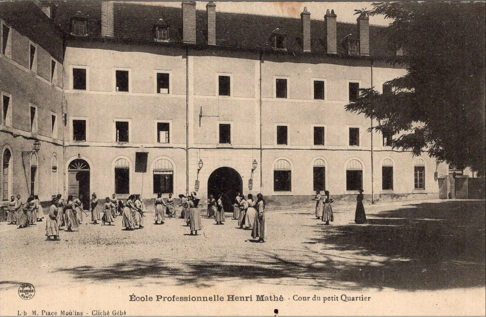 Prieuré de bénédictines Saint-Pierre puis petit séminaire et collège de jésuites puis école de filles, dite école professionnelle Henri-Mathé, puis collège technique et centre d’apprentissage mixtes, puis lycée technique, actuellement lycée polyvalent Jean-Monnet, dit lycée des métiers du design et des arts verriers