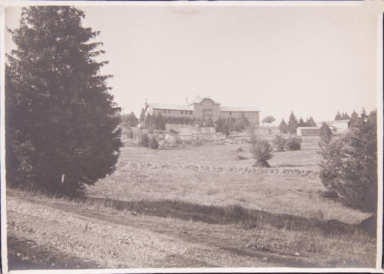 Hôtel de voyageurs, dit chalets-hôtels du Mont-Revard, puis Grand Hôtel PLM du Mont-Revard, actuellement immeuble à logements