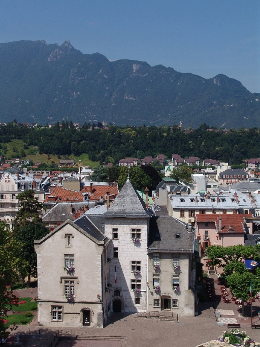 Château fort, puis château, actuellement hôtel de ville