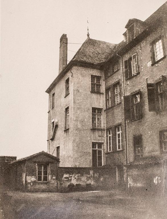Manoir de Chènevoux, puis collège de jésuites, puis école centrale, puis lycée de garçons, actuellement lycée d'enseignement secondaire Jean-Puy