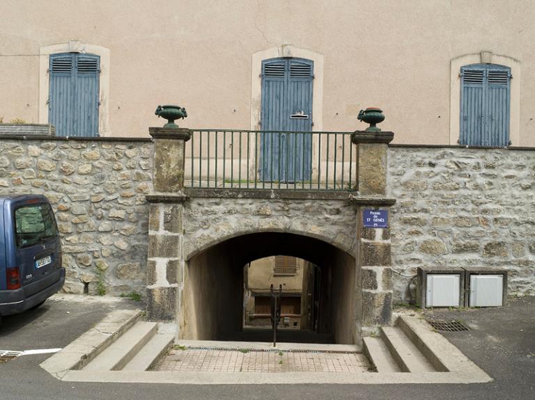 La pedde Saint-Genès depuis la place du Palais.